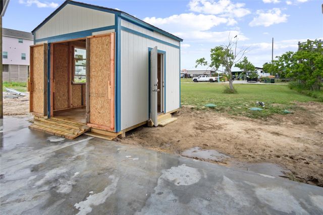 147 N Mae Circle, Crystal Beach, TX 77650