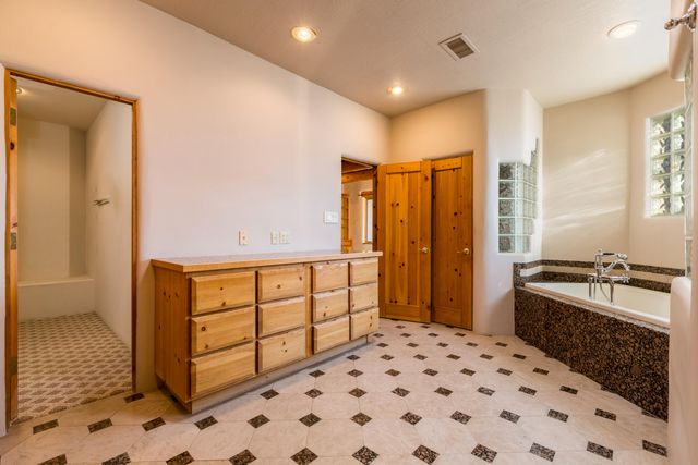 100 Camino Rayo Del Sol, Corrales, NM 87048