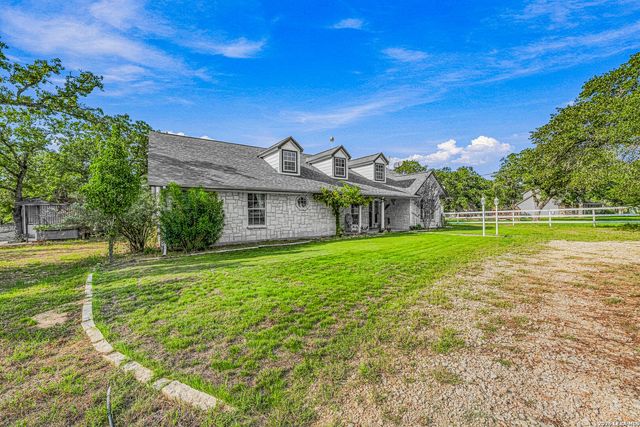 837 Paddy, Floresville, TX 78114