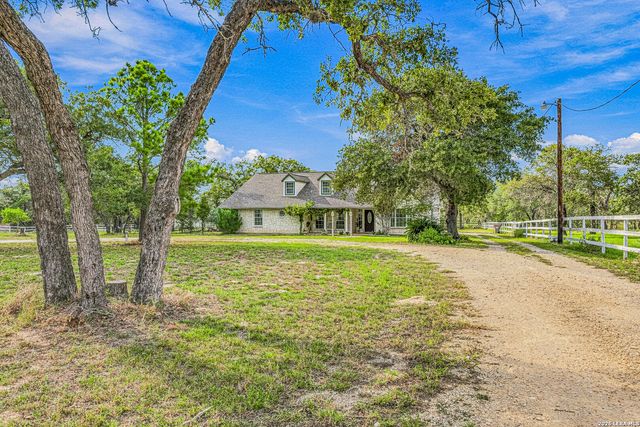 837 Paddy, Floresville, TX 78114