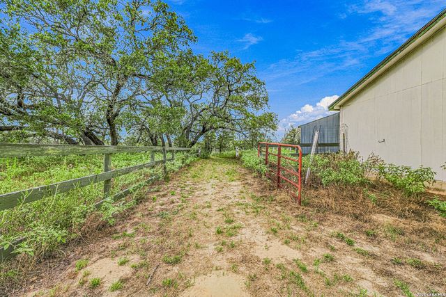 837 Paddy, Floresville, TX 78114