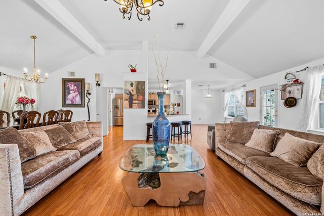 837 Paddy, Floresville, TX 78114