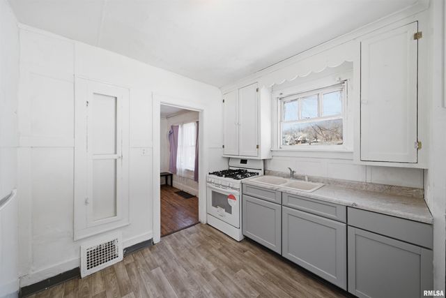 1419 W JOHN H GWYNN JR Avenue, Peoria, IL 61605