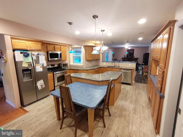 42 W LAKE RD, Medford, NJ 08055