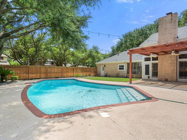 1735 Hodge Lake Lane, Sugar Land, TX 77478