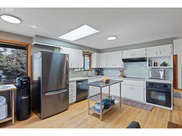 830 Sw DOLORES Dr, Waldport, OR 97394