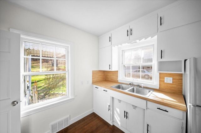 705 N Jefferson Street, Lowell, MI 49331