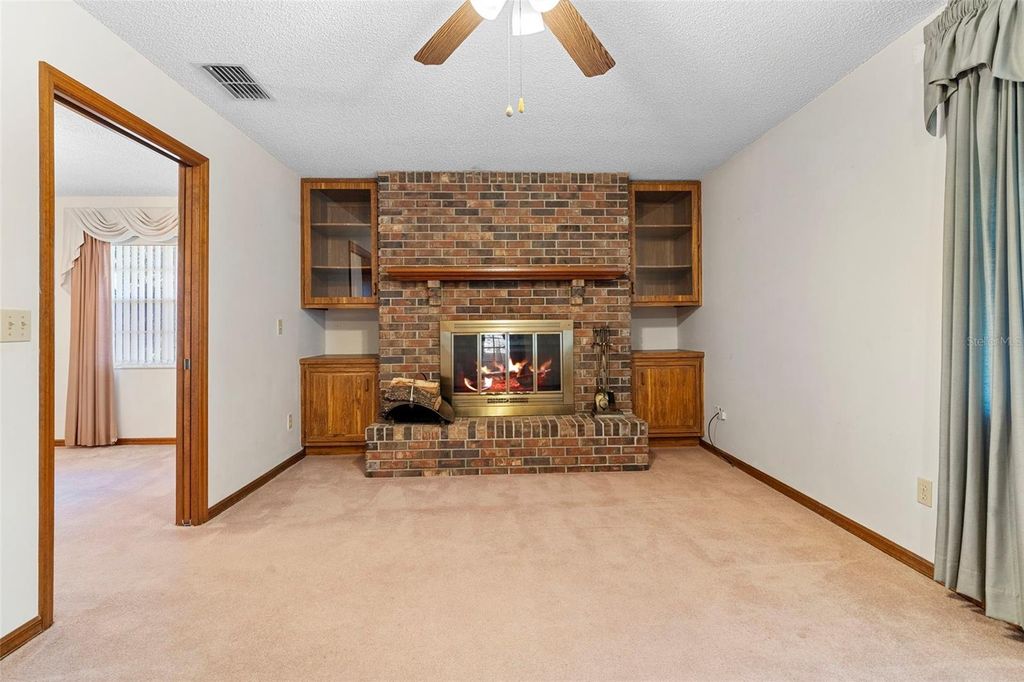 Image 4 of property listing at 2200 BANNISTER STREET, Deltona, FL 32738