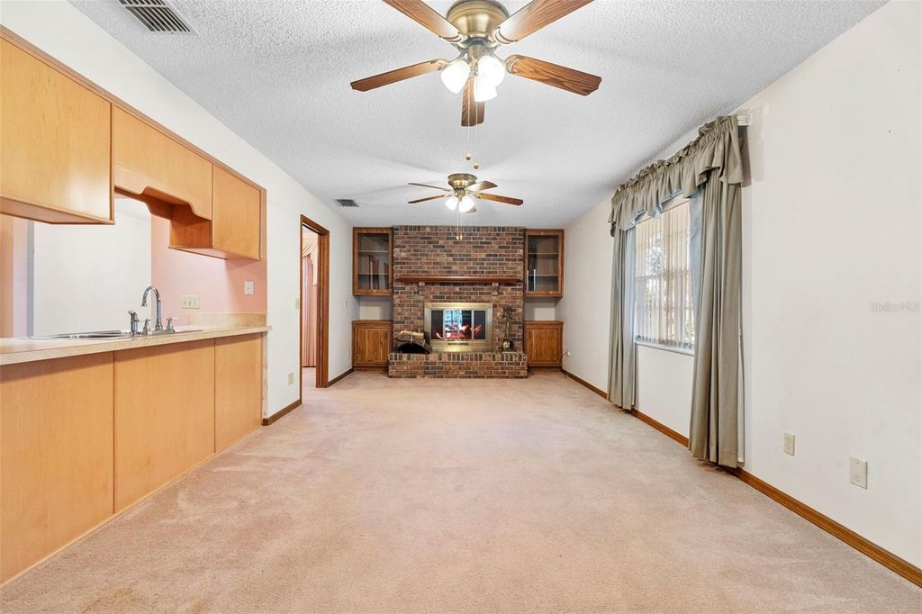 Image 5 of property listing at 2200 BANNISTER STREET, Deltona, FL 32738