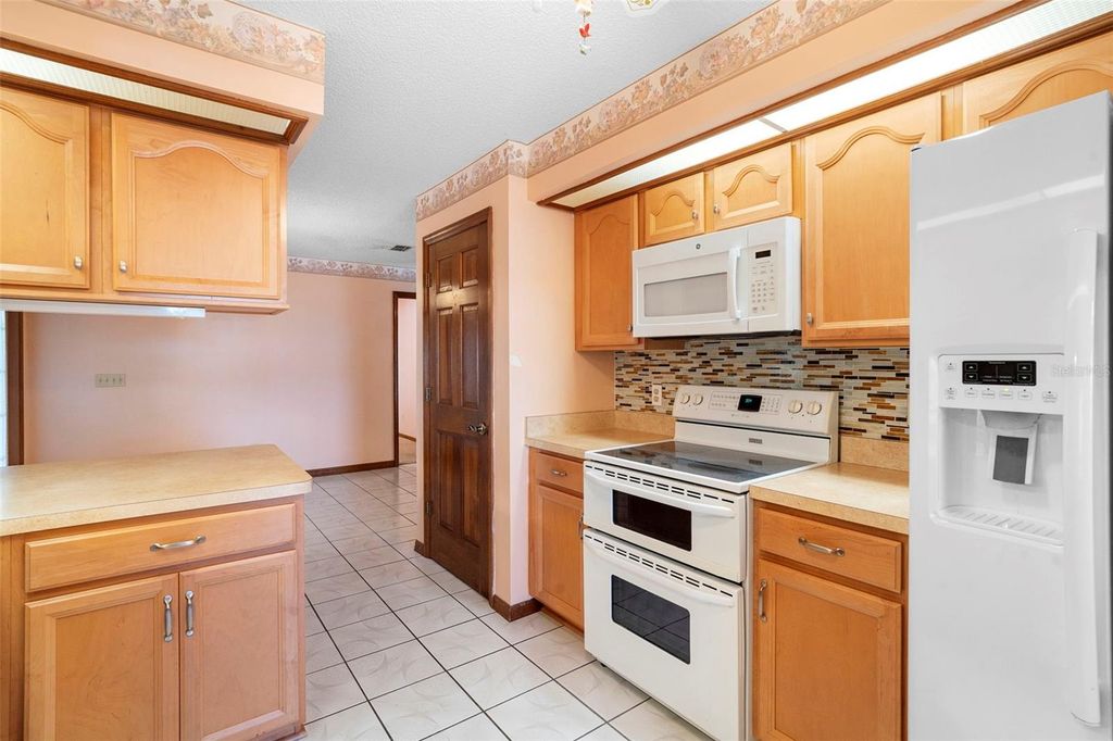 Image 8 of property listing at 2200 BANNISTER STREET, Deltona, FL 32738