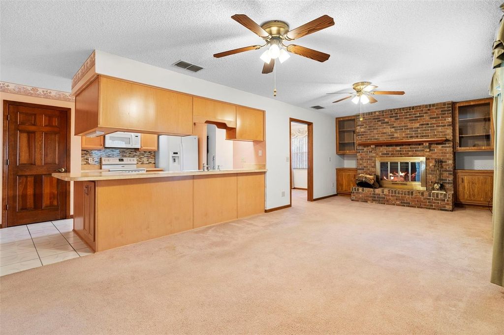 Image 9 of property listing at 2200 BANNISTER STREET, Deltona, FL 32738