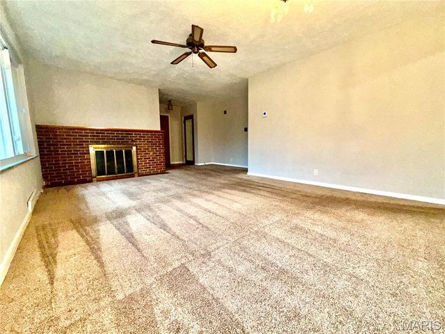 140 Willow Creek Road, Belleville, IL 62223