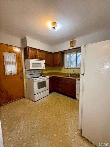 140 Willow Creek Road, Belleville, IL 62223