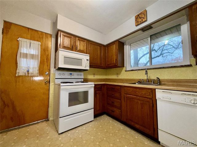 140 Willow Creek Road, Belleville, IL 62223