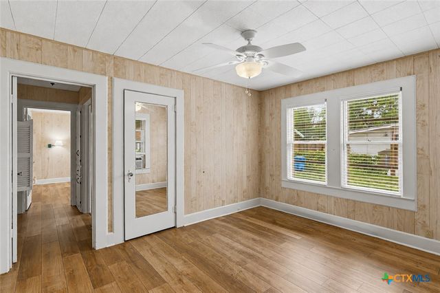 808 E Krezdorn Street, Seguin, TX 78155
