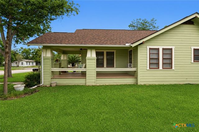 808 E Krezdorn Street, Seguin, TX 78155