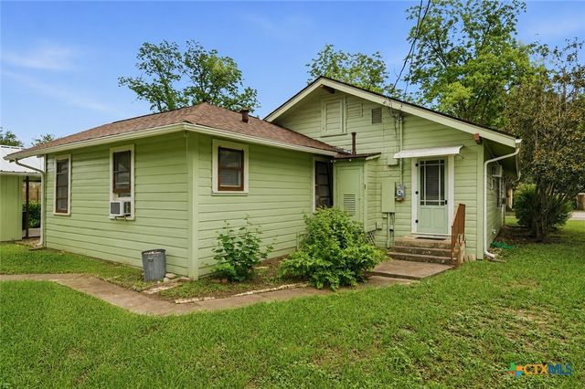 808 E Krezdorn Street, Seguin, TX 78155