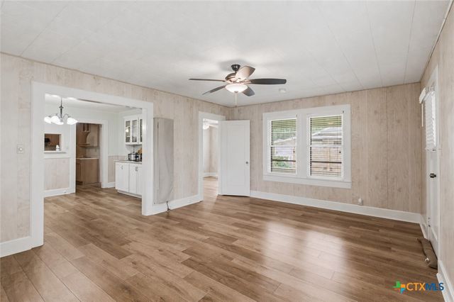808 E Krezdorn Street, Seguin, TX 78155