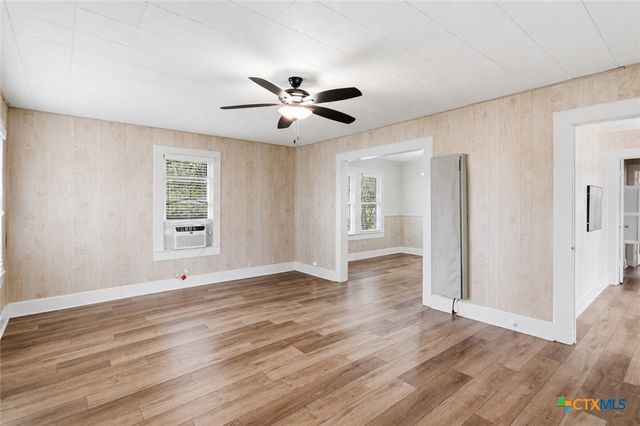 808 E Krezdorn Street, Seguin, TX 78155