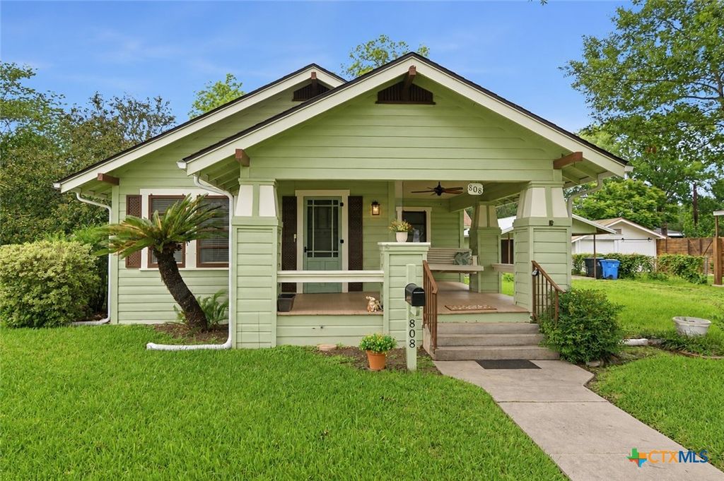808 E Krezdorn Street, Seguin, TX 78155