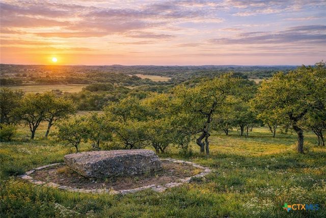 232 Crooked Oak Lane, Round Mountain, TX 78663