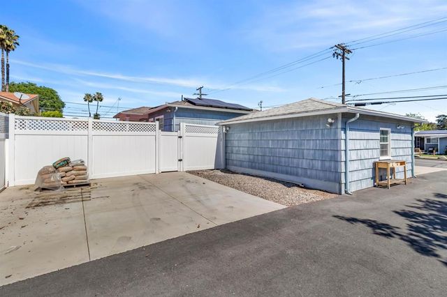 4894 Garfield St, La Mesa, CA 91941