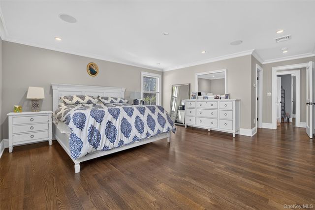116 Valley Avenue, Locust Valley, NY 11560