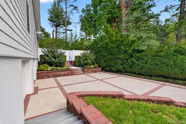 116 Valley Avenue, Locust Valley, NY 11560