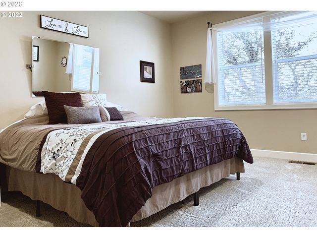 6428 DOGWOOD St, Springfield, OR 97478