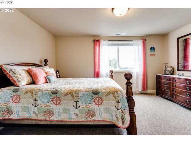 6428 DOGWOOD St, Springfield, OR 97478
