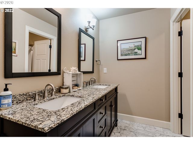 6428 DOGWOOD St, Springfield, OR 97478