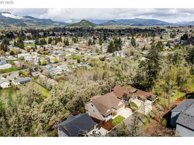 6428 DOGWOOD St, Springfield, OR 97478