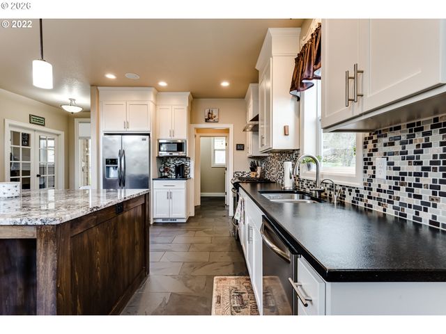 6428 DOGWOOD St, Springfield, OR 97478