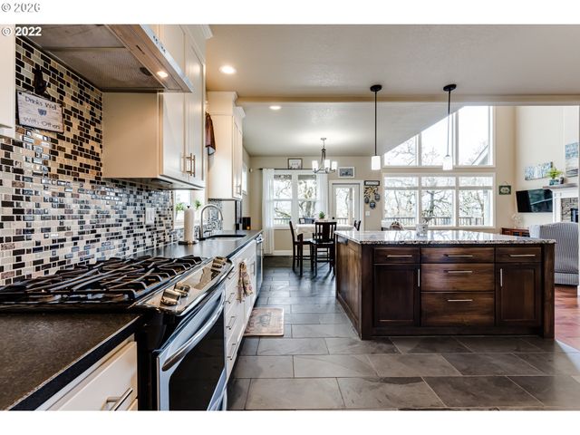 6428 DOGWOOD St, Springfield, OR 97478
