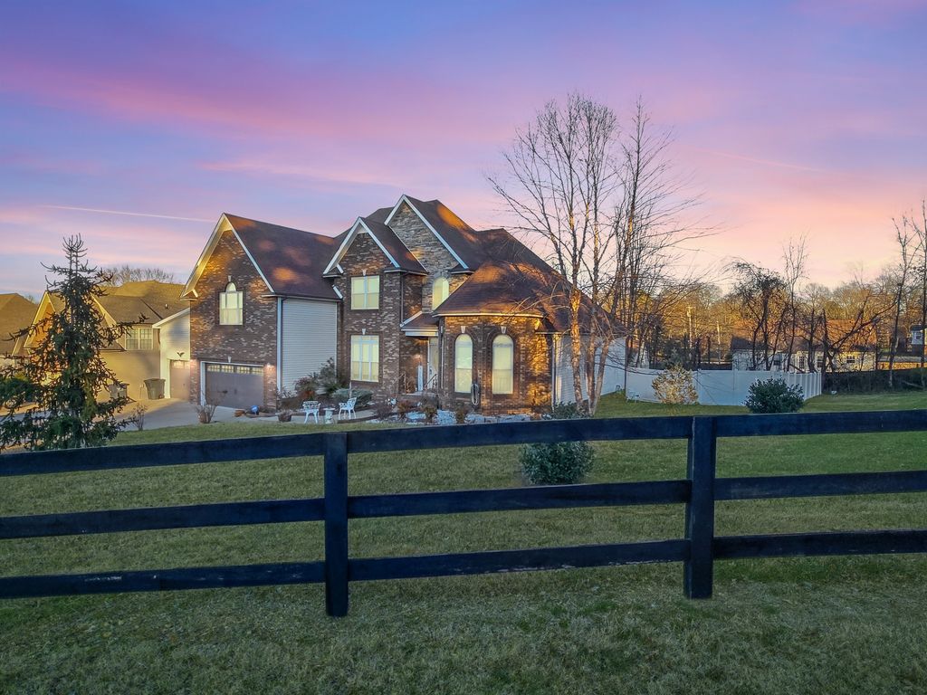 2201 Ellington Gait Dr, Clarksville, TN 37043