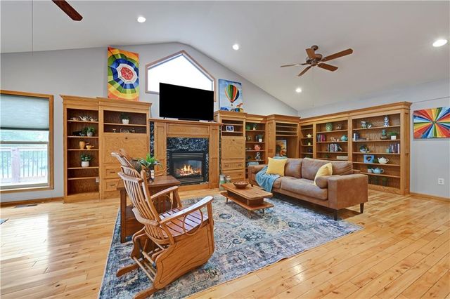 6501 W 94th Terrace, Overland Park, KS 66212