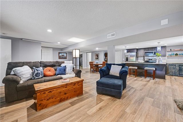 6501 W 94th Terrace, Overland Park, KS 66212