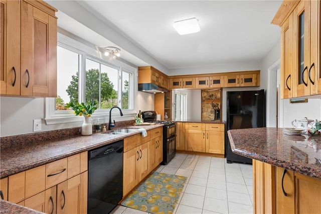 92 Oakville DR, Hampton, VA 23669