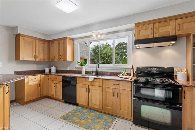 92 Oakville DR, Hampton, VA 23669