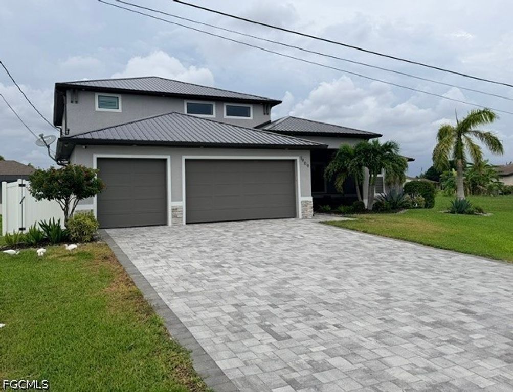 Image 3 of property listing at 1909 SE 14th ST, Cape Coral, FL 33990