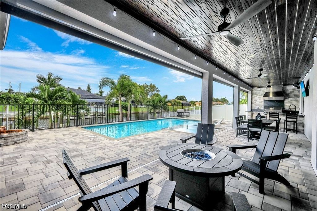 Image 34 of property listing at 1909 SE 14th ST, Cape Coral, FL 33990