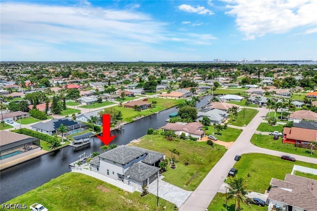 Image 6 of property listing at 1909 SE 14th ST, Cape Coral, FL 33990