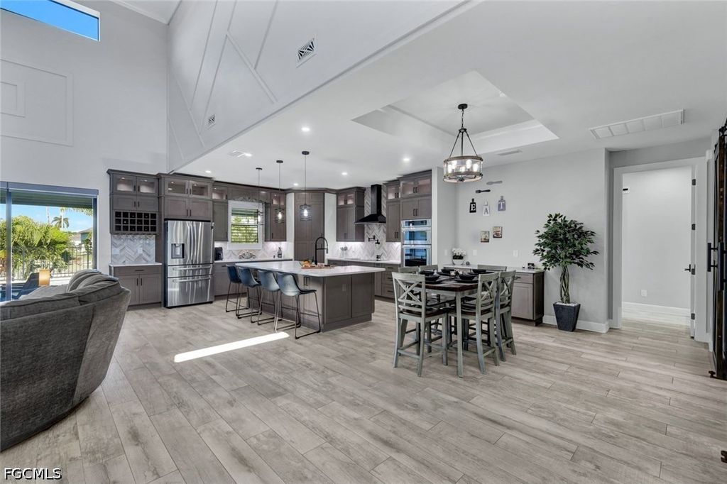 Image 9 of property listing at 1909 SE 14th ST, Cape Coral, FL 33990