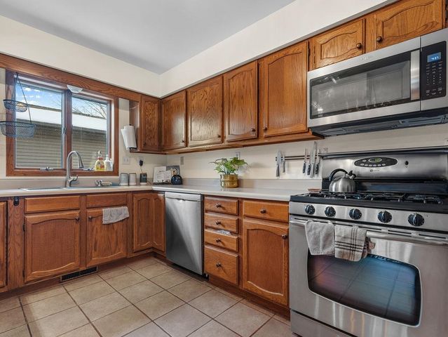 1213 7th St NE, Minot, ND 58703