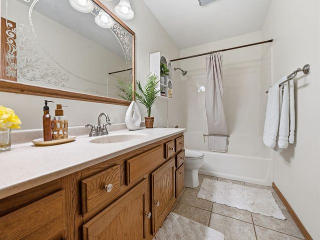 1213 7th St NE, Minot, ND 58703