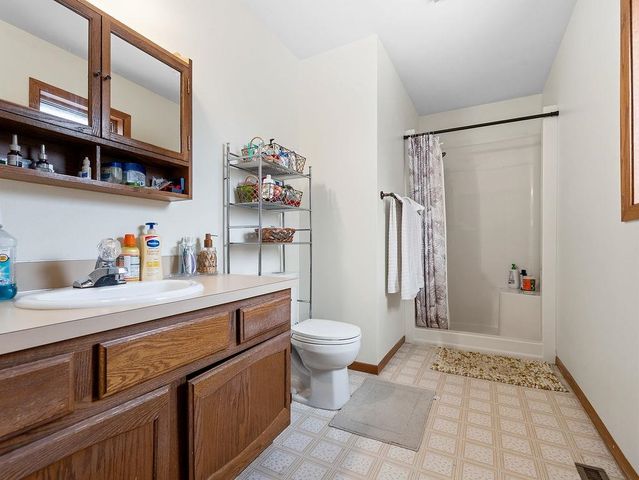 1213 7th St NE, Minot, ND 58703