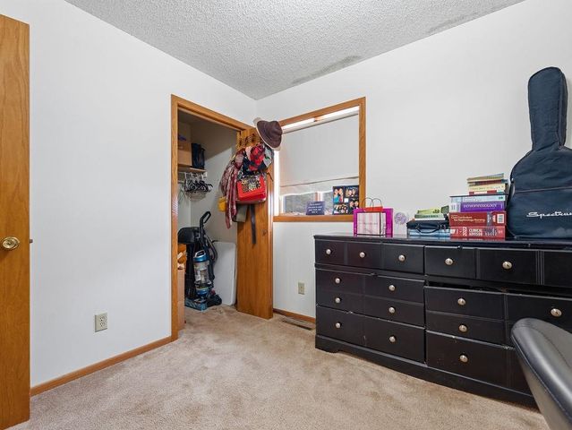 1213 7th St NE, Minot, ND 58703