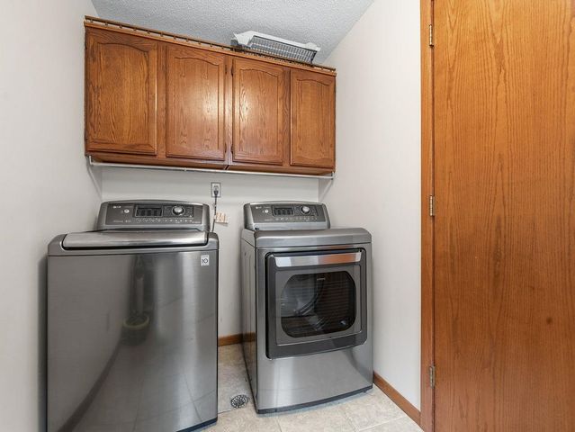 1213 7th St NE, Minot, ND 58703