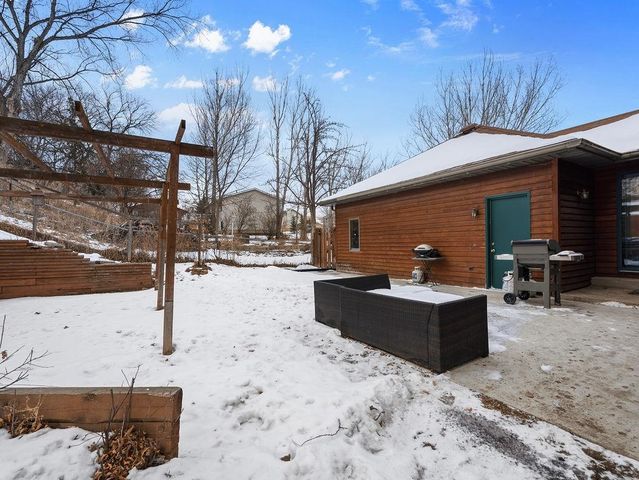 1213 7th St NE, Minot, ND 58703