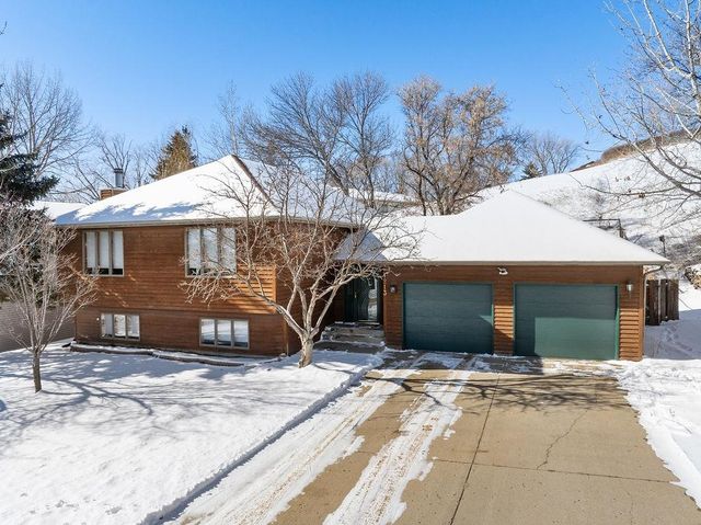 1213 7th St NE, Minot, ND 58703